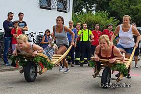Damen-Teams beim Schubkarren-Rennen.