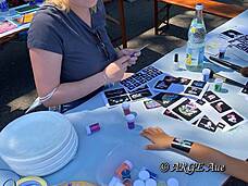 Unterstützung beim Familientag boten uns die Nachbarschaftslotsen der Diakonie - hier beim Glitzer-Tattoo-Anbringen.