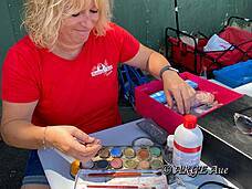 Unsere Sabine bereitet das Kinderschminken vor.