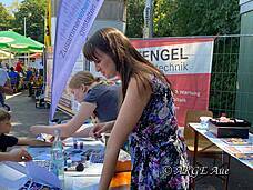 Das Team der Diakonie ergänzt den Schminkbereich um Glitzertatoos.