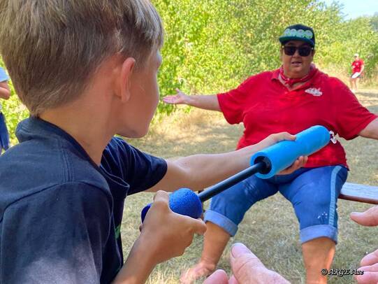Teil des Rennens war, Annemarie mit Wasserpistolen die Würfel von der Hand zu schießen.