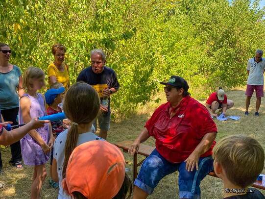 Nach dem Rennen wurde die Rennleitung Annemarie nach gründlich abgeduscht.
