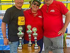 Schubkarren-Rennen 2022: Moderation Erhard Kleyer, Rennleitung Annemarie Hardy und 1. Vorstand Martin Stengel vor der Siegerehrung der Kinder.