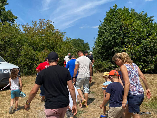 Kinder und Eltern strömen zur Renntrecke des Schubkarren-Kinderrennens.