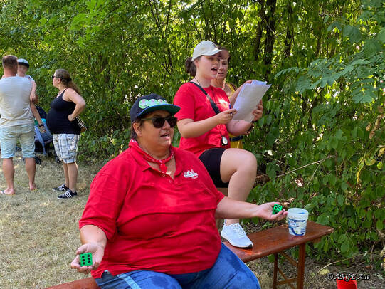 Rennleiterin Annemarie und Assistentin Johanna mitten im Renngeschehen.