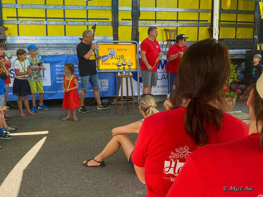 Moderation der Siegerehrung beim Schubkarren-Kinderrennen.