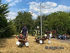 Die Freiwillige Feuerwehr bei einem etwas anderen Einsatz - unser traditionelles Schubkarren-Rennen..