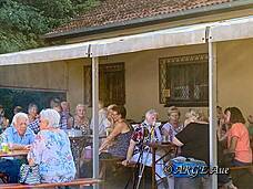 Kaffeklatsch im Schatten vor dem MV-Vereinsheim