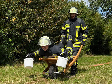 Hier kommt die Feuerwehr! Jedes Jahr uns Dream-Team beim Hansa-Fest-Schubkarrenrennen