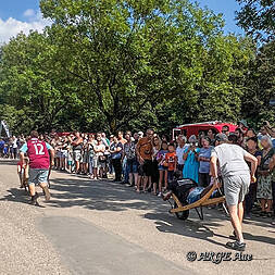 Am Fest-Sonntag ist das Schubkarren-Rennen der Vereine und Firme