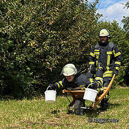 Hier kommt die Feuerwehr! Jedes Jahr uns Dream-Team beim Hansa-Fest-Schubkarrenrennen