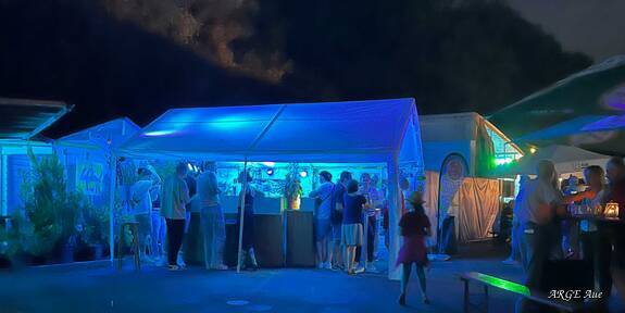 Feiern bis in den späten Abend beim Hansa-Fest in Durlach-Aue.